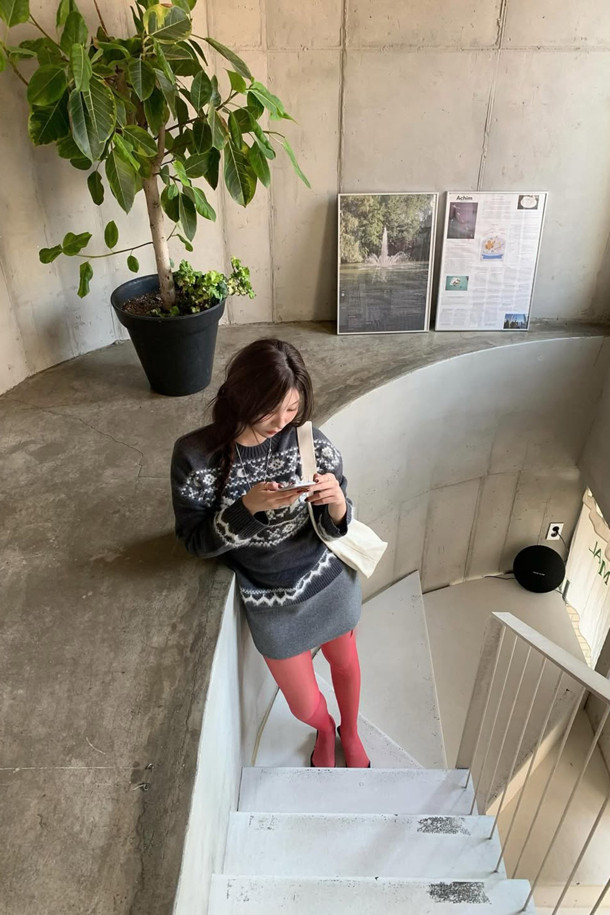 럭키슈에뜨(LUCKY CHOUETTE)의 Chouetties Nordic Pattern 니트 풀오버는 다크 그레이 컬러의 여성 니트/스웨터입니다. 울과 울 혼방 소재로 제작되어 부드럽고 고급스러운 촉감을 선사하며, 가을과 겨울에 따뜻하게 착용할 수 있습니다. 캐주얼, 북유럽풍, 러블리 스타일을 연출하기 좋으며, 루즈핏과 라운드넥 디자인으로 편안한 착용감을 제공합니다. 노르딕 패턴과 초승달 모티브가 돋보이며, 두꺼운 두께감과 긴 소매 기장으로 포근함을 더했습니다.
