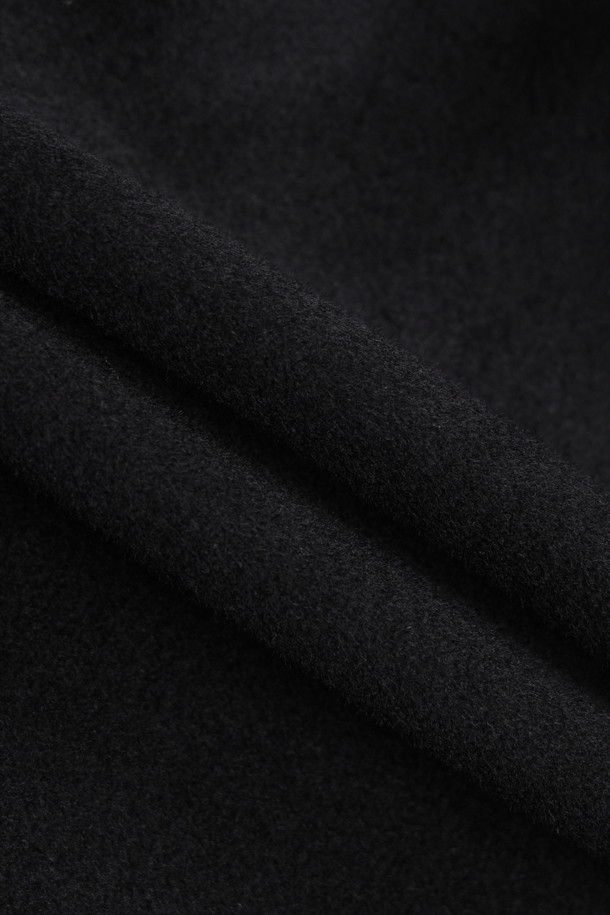 [Atelier] 갱 칼라 더블 롱 코트 (블랙)는 시크하고 미니멀한 스타일을 추구하는 여성들을 위한 아우터입니다. 가을과 겨울, 출근룩, 오피스룩, 겨울 데일리룩에 어울리는 이 코트는 부드러운 캐시미어와 울 소재로 제작되어 뛰어난 착용감을 선사합니다. 갱 칼라 디자인과 럭키슈에뜨 로고 소뿔 단추, 자수 디테일이 고급스러움을 더하며, ATELIER 컬렉션 로고 패턴 안감으로 소장 가치를 높였습니다. 박시핏의 롱 기장, 더블 버튼 여밈 방식의 더블 코트로, 시크하고 클래식한 스타일을 완성해보세요.
