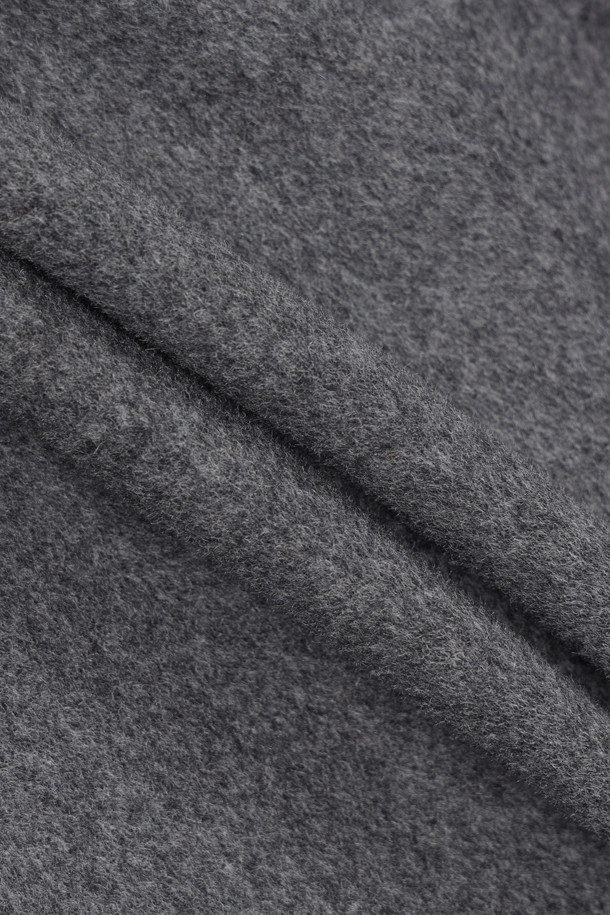 [Atelier] 갱 칼라 더블 롱 코트 (다크 그레이)는 시크하고 심플한 스타일을 추구하는 당신을 위한 겨울 아우터입니다. 캐시미어와 울 혼방 소재로 제작되어 부드러운 촉감과 우수한 보온성을 자랑하며, 롱 기장과 박시 핏으로 세련된 실루엣을 연출합니다. 더블 버튼 여밈 방식과 갱 칼라 디자인이 특징이며, 럭키슈에뜨 로고 소뿔 단추와 자수 디테일로 고급스러움을 더했습니다. [Atelier] 컬렉션 로고 패턴 안감으로 완성도를 높인 이 코트는 겨울 데일리룩, 오피스룩, 모임룩 등 다양한 TPO에 활용하기 좋습니다.
