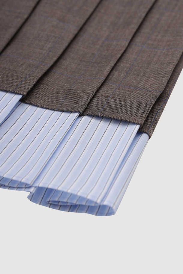 Mix 슬리브리스 롱 드레스 (브라운)는 여성 고객을 위한 가을, 겨울용 슬리브리스 원피스입니다. 울 혼방 소재로 제작되어 따뜻한 착용감을 선사하며, 라운드넥에 슬림핏 일자 실루엣으로 클래식하고 유니크한 스타일을 연출합니다. 체크와 헤링본 패턴이 믹스된 디자인에 언밸런스 주름 디테일, 스트라이프 배색 끈, 어깨 매듭 연출, 밑단 스트라이프 배색 주름 등 다채로운 특징을 더했습니다. 안감은 로고 패턴으로, 지퍼 여밈 방식으로 제작되었으며, 모임룩, 데이트룩, 연말 모임룩에 미니멀하고 시크하게 스타일링하기 좋습니다.
