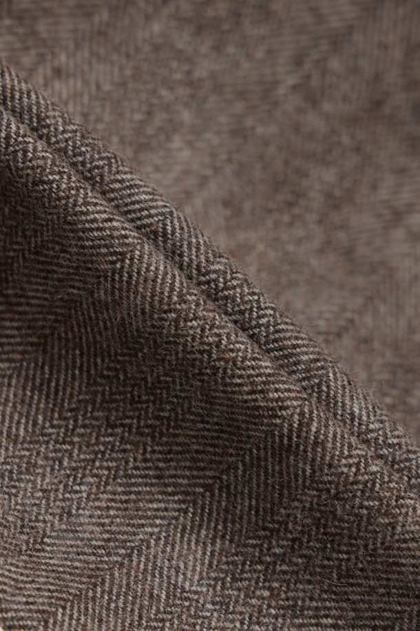 헤링본 패턴의 프릴 포인트 미디 스커트(브라운)는 가을, 겨울 시즌에 어울리는 여성용 스커트입니다. 울 소재로 제작되어 따뜻한 촉감을 선사하며, 두꺼운 두께감으로 포근하게 착용할 수 있습니다. A라인 핏에 옆 지퍼 여밈, 턱 셔링 디테일, 밑단 러플 배색, 레터링 자수 디자인이 더해져 클래식하면서도 유니크한 분위기를 연출합니다. 오피스룩, 모임룩, 데이트룩 등 다양한 TPO에 활용하기 좋으며, 미니멀, 시크 스타일을 선호하는 분들께 추천합니다.
