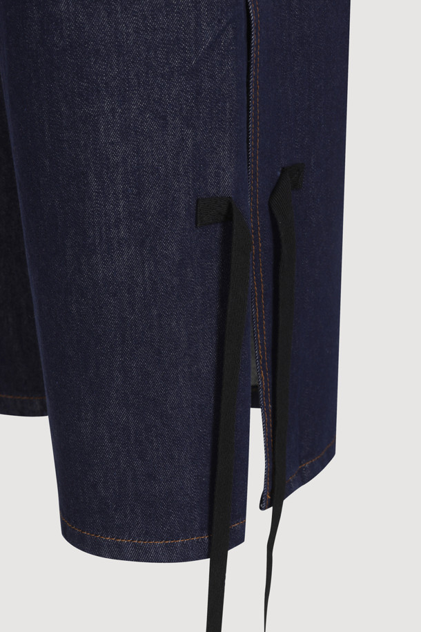 럭키슈에뜨 Side Ribbon Wide Denim Pants (dark blue)는 여성용 와이드핏 데님 팬츠입니다. 양 사이드 리본 디테일과 럭키슈에뜨 로고 캔톤, 리벳 장식, 뒤 포켓 개발 스티치 자수가 특징이며, 캐주얼 및 스트릿 스타일 연출에 용이합니다. 봄, 여름, 가을 시즌 일상복으로 활용하기 좋으며, 맥시 기장의 다크 블루 컬러 데님 소재로 제작되었습니다.
