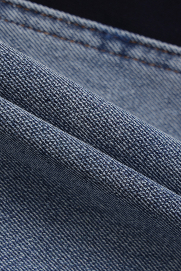 Jersey Back Banding 데님 와이드 팬츠 (블루)는 캐주얼한 스타일의 여성용 데님 와이드 팬츠입니다. 봄, 가을에 착용하기 좋으며, 뒷밴딩 처리로 편안한 착용감을 선사합니다. 앞 중심 지퍼, 로고 캔톤, 리벳 디테일, 사이드 배색 절개가 특징이며, 세미 와이드 핏의 맥시 기장으로 다리가 길어 보이는 효과를 줍니다.
