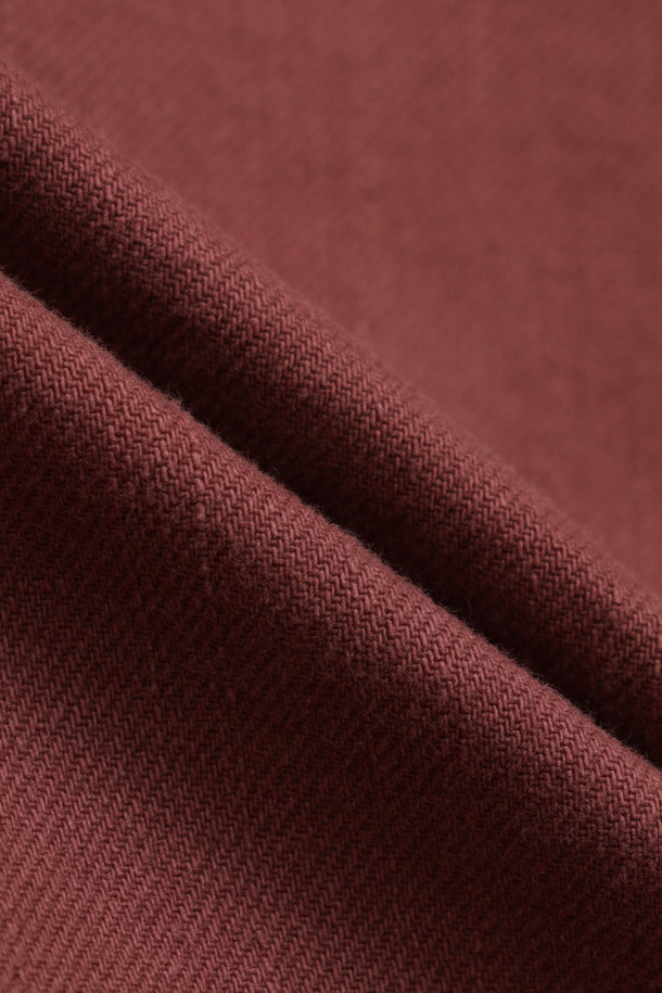 Color 워싱 데님 후드 점퍼 (핑크)는 캐주얼한 스타일을 즐기는 여성들을 위한 데님 점퍼입니다. 핑크 컬러에 워싱 가공을 더해 빈티지한 무드를 연출하며, 루즈핏으로 편안한 착용감을 선사합니다. 후드 디자인과 빅 아웃포켓, 러플 디테일이 여성스러움을 더하고, 스트링 밑단으로 핏 조절이 가능합니다. 봄, 가을 시즌에 동네 마실룩이나 봄 소풍룩으로 활용하기 좋으며, 미니멀한 스타일을 선호하는 분들께 추천합니다. 긴 소매, 지퍼형 여밈으로 실용성을 더한 데님 점퍼입니다.
