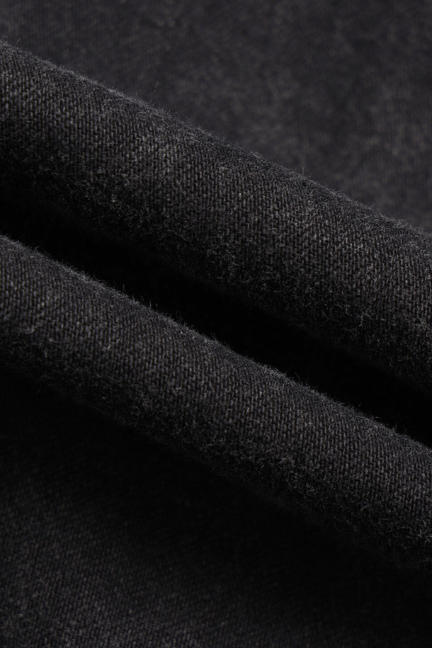 오르비 포인트 백 밴딩 데님 팬츠 (블랙)는 캐주얼, 스트리트, 미니멀 스타일을 즐기는 분들을 위한 데님 팬츠입니다. 사계절 내내 활용 가능한 이 팬츠는 넉넉한 루즈핏으로 편안한 착용감을 선사하며, 무지 디자인으로 어떤 상의와도 쉽게 매치할 수 있습니다. 뒷밴딩 처리와 원턱 디자인이 특징이며, 아웃포켓, 로고 캔톤, 리벳 디테일로 포인트를 더했습니다. 일상, 동네 마실룩, 여행룩 등 다양한 TPO에 활용하기 좋습니다.
