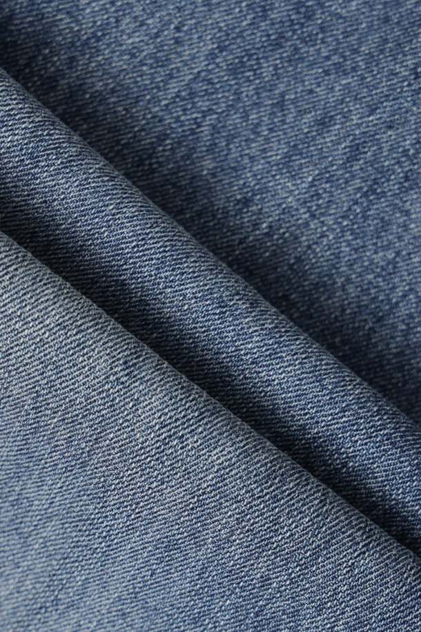 세련된 스타일을 연출하는 Back 리본 포켓 데님 팬츠(블루)입니다. 여성 의류로, 캐주얼, 미니멀, 클래식 스타일을 모두 아우르는 디자인입니다. 봄, 가을에 어울리는 긴 기장의 스트레이트 핏 데님 팬츠로, 옆라인 커브 실루엣과 뒷포켓 리본 디테일이 돋보입니다. 앞중심 지퍼 클로징과 로고 캔톤, 리벳 장식으로 포인트를 더했습니다. 레귤러핏으로 제작되어 편안한 착용감을 선사합니다.
