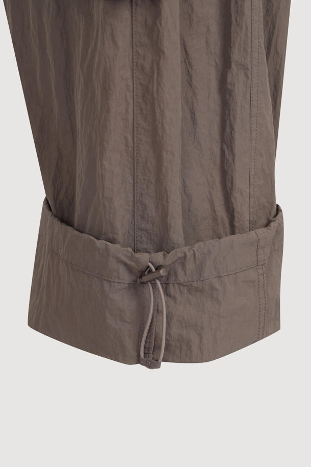 **Pocket Point Back Banding 조거 팬츠 (brown)**는 캐주얼한 스타일의 조거핏 바지로, 편안한 착용감을 선사합니다. 나일론 소재로 제작되어 바스락거리는 촉감이 특징이며, 뒤 허리 밴딩으로 활동성을 높였습니다. 밑단 스트링과 양옆 아웃포켓 디테일로 실용성을 더한 데일리 아이템입니다.

