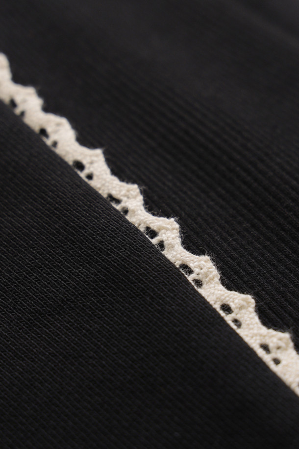 허리 테이프 져지 밴딩 팬츠 (블랙)는 캐주얼, 스트릿 스타일을 연출하기 좋은 밴딩 바지입니다. 일상, 집콕, 산책, 여행 등 다양한 상황에서 편안하게 착용할 수 있습니다. 양 사이드 절개 배색과 허리 레터링 자수, 장식 테이프 디테일이 돋보이며, 루즈핏으로 활동성을 높였습니다. 져지 소재로 제작되어 편안한 착용감을 제공하며, 웨어러블 아이템으로 활용도가 높습니다.
