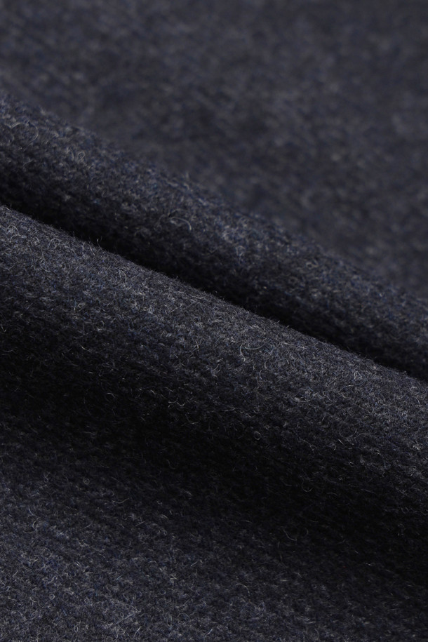 프릴 포인트 버뮤다 쇼츠 (네이비)는 여성 의류로, 캐주얼, 미니멀, 클래식 스타일을 선호하는 분들에게 적합합니다. 데이트룩, 여행룩에 어울리는 세미 A라인 핏의 반바지로, 울 소재 특유의 고급스러운 분위기를 연출합니다. 네이비 컬러에 프릴 디테일이 더해져 여성스러운 포인트를 주며, 앞 중심 지퍼로 편안하게 착용할 수 있습니다. 데님라이크 울 혼방 소재로 제작되었으며, 필링 및 이염에 주의하여 관리해야 합니다.
