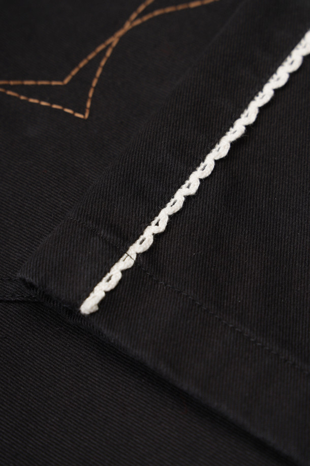 Tape Point 버뮤다 쇼츠 (black)는 편안하고 세련된 스타일을 연출하는 여성용 반바지입니다. 부드러운 면 소재로 제작되어 봄, 여름철에 시원하게 착용할 수 있으며, 캐주얼, 미니멀, 클래식 스타일을 모두 아우릅니다. 무지 디자인에 세미 A라인 핏으로 다리가 길어 보이는 효과를 주며, 앞 중심 지퍼와 양 사이드 레이스 테이프 디테일이 포인트입니다. 바이오 워싱 가공으로 부드러운 촉감을 선사하며, 산책룩과 여행룩에 모두 잘 어울립니다. 블랙 컬러로 어떤 상의와도 매치하기 용이하여 데일리룩으로 활용하기 좋습니다.
