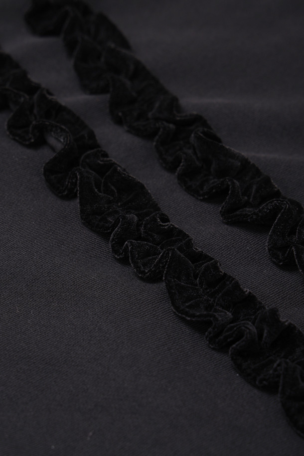 프릴 포인트 루즈핏 후드 티셔츠 (블랙)는 여성 고객을 위한 캐주얼 스타일의 후드 티셔츠입니다. 솔리드 3단 쮸리 면 소재로 제작되어 편안한 착용감을 제공하며, 봄, 가을에 적합합니다. 루즈핏으로 활동성을 높였으며, 프릴 디테일과 캥거루 포켓, 레터링 자수 디자인으로 포인트를 더했습니다. 산책룩, 집콕룩 등 다양한 TPO에 활용 가능하며, 미니멀한 스타일 연출에도 용이합니다. 긴 소매 기장의 무지 디자인으로 어떤 하의와도 쉽게 매치할 수 있습니다.
