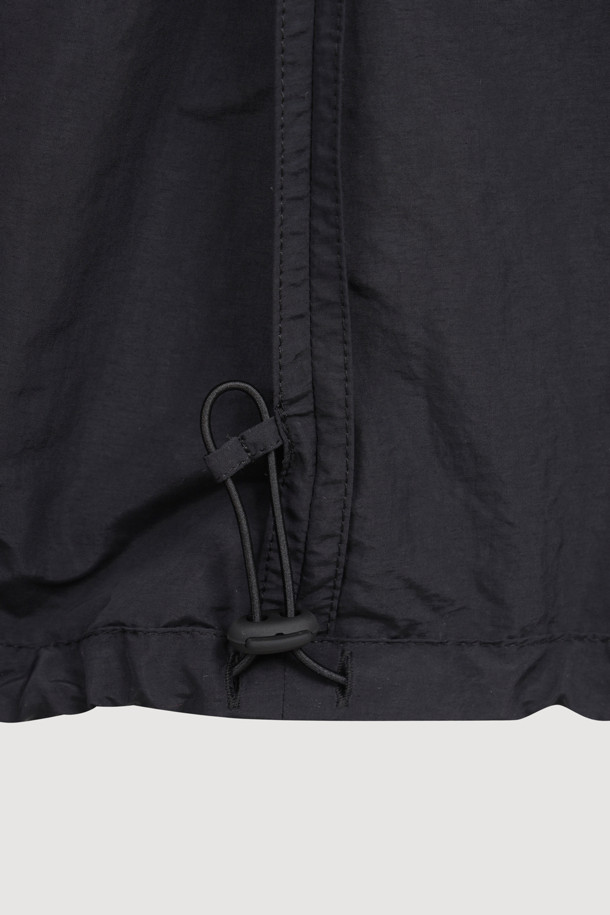 볼륨 포켓 롱 점퍼 (black)는 캐주얼, 스트리트 스타일을 즐기는 분들을 위한 아우터입니다. 롱 기장의 무지 디자인으로, 봄, 가을에 가볍게 걸치기 좋습니다. 루즈핏에 부드러운 나일론 소재를 사용하여 편안한 착용감을 선사하며, 넥과 허리 밑단의 셔링 디테일이 여성스러운 실루엣을 연출합니다. 원피스형 실루엣과 볼륨감 있는 디자인, 입체적인 아웃 포켓이 돋보이며, 지퍼 여밈 방식으로 간편하게 착용할 수 있습니다. 동네 마실룩이나 산책룩에 안성맞춤입니다.
