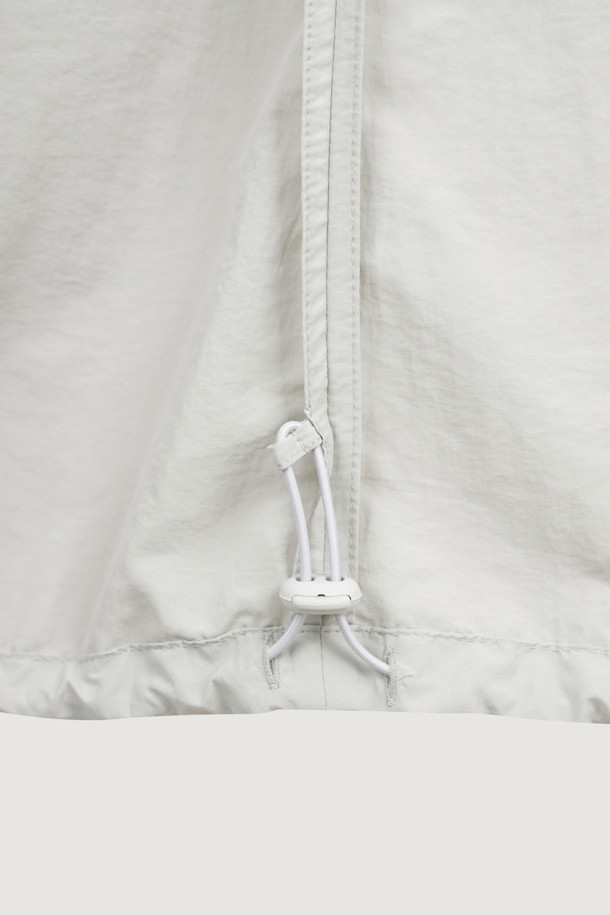 볼륨 포켓 롱 점퍼 (라이트 그레이)는 캐주얼, 스트릿, 미니멀 스타일을 즐겨 입는 여성 고객을 위한 아이템입니다. 가볍고 부드러운 나일론 소재로 제작되어 봄, 가을 간절기에 적합하며, 얇은 두께감으로 편안한 착용감을 선사합니다. 롱 기장과 루즈핏으로 체형 커버에 효과적이며, 볼륨감 있는 포켓 디자인과 넥, 허리 밑단 셔링 디테일이 돋보입니다. 지퍼 여밈 방식으로 간편하게 착용 가능하며, 동네 마실룩, 산책룩 등 일상적인 활동에 스타일리시함을 더해줍니다. 원피스 같은 실루엣으로 여성스러움을 강조하며 다양한 룩에 활용하기 좋습니다.
