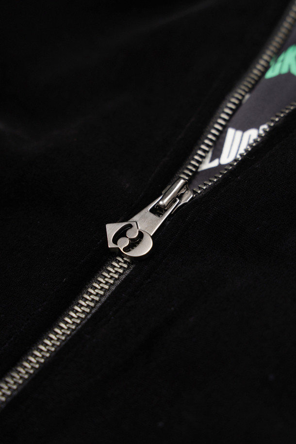 벨벳 프릴 후드 점퍼 (블랙)는 페미닌하고 유니크한 스타일을 연출하는 여성용 점퍼입니다. 부드러운 벨벳 소재에 두꺼운 두께감으로 따뜻함을 더하고, 프릴 디테일과 언밸런스 밑단으로 포인트를 더했습니다. 후드 디자인과 긴 소매, 집업 여밈 방식으로 편안하게 착용 가능하며, 로고 패턴 안감과 자수 와펜 장식이 고급스러움을 더합니다. 데이트룩, 모임룩 등 특별한 날, 또는 클래식, 미니멀, 로맨틱한 스타일을 연출하고 싶을 때 적합합니다.
