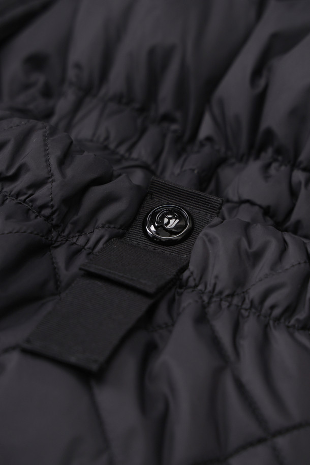 블랙 컬러의 폭스 퍼 후드 구스다운 코트입니다. 추운 겨울, 캐주얼하고 미니멀한 스타일을 연출하기 좋습니다. 탈부착 가능한 리얼 폭스퍼 후드로 고급스러움을 더했으며, 허리 라인과 밑단 스트링으로 핏을 조절할 수 있습니다. 겉감은 부드러운 나일론 소재이며, 안감은 럭키 로고 패턴으로 디자인되었습니다. 출근룩이나 여행룩에 활용하기 좋은, 보온성이 뛰어난 맥시 기장의 구스다운 코트입니다.
