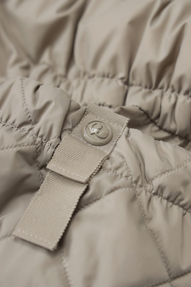 라이트 카키 색상의 폭스 퍼 후드 구스다운 코트는 겨울철 캐주얼 스타일을 완성하는 여성 아우터입니다. 탈부착 가능한 리얼 폭스퍼 후드가 고급스러운 분위기를 더하며, 허리와 밑단의 스트링 조절로 사이즈를 맞춤 조절할 수 있습니다. 겉감은 부드러운 촉감의 나일론 소재이며, 안감은 로고 패턴으로 포인트를 주었습니다. 맥시 기장의 두꺼운 구스다운 코트로 보온성을 높였으며, 지퍼와 스냅 여밈 방식으로 깔끔하게 착용 가능합니다. 여행룩, 캠핑룩 등 다양한 TPO에 미니멀, 클래식 스타일로 활용하기 좋습니다.
