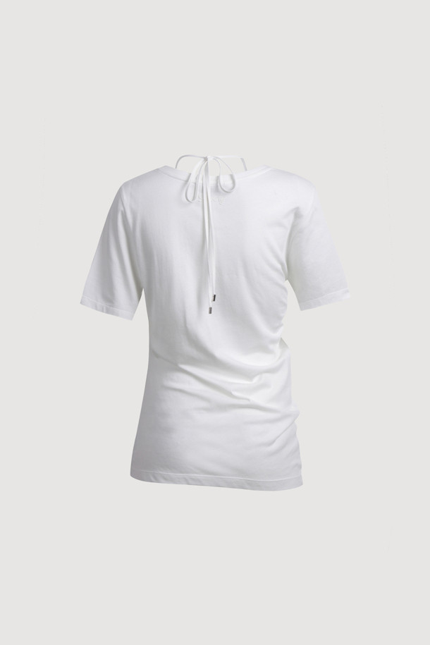 넥 리본 스트링 티셔츠는 부드러운 면 소재로 제작되어 편안한 착용감을 선사합니다. 얇은 두께감으로 봄, 여름 시즌에 시원하게 입기 좋으며, 베이직하고 캐주얼한 스타일을 연출합니다. 넥 라인 스트링 디테일이 여성스러운 포인트를 더하고, 뒷면 레터링 자수와 사선 밑단 디자인으로 밋밋함을 덜었습니다. 데이트룩, 쇼핑룩 등 다양한 TPO에 활용하기 좋은 레귤러핏의 화이트 티셔츠입니다. 캐주얼, 미니멀, 클래식 스타일을 선호하는 여성분들께 추천합니다.
