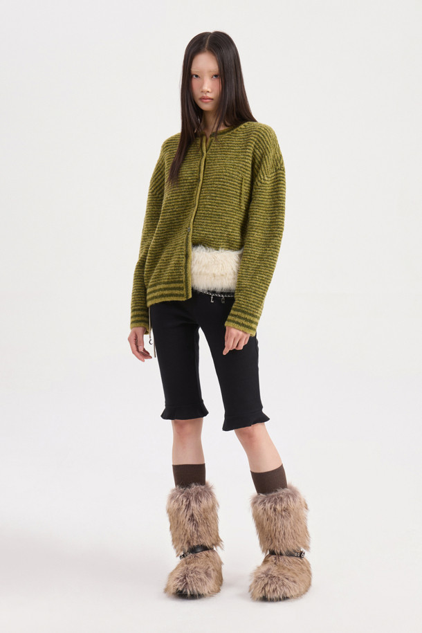 LUCKY CHOUETTE (럭키슈에뜨)의 Chouetties Fake Fur Belt (아이보리)는 부드러운 촉감의 페이크 퍼 소재로 제작된 여성용 벨트입니다. 가을, 겨울 시즌에 어울리며, 캐주얼, 미니멀, 클래식 스타일을 모두 아우르는 디자인입니다. 끈으로 여미는 방식이며, 개발 달 금속 장식이 포인트로 더해져 세련된 느낌을 줍니다. 가벼운 착용감으로 데이트룩, 모임룩 등 다양한 룩에 레이어드하여 연출할 수 있습니다.
