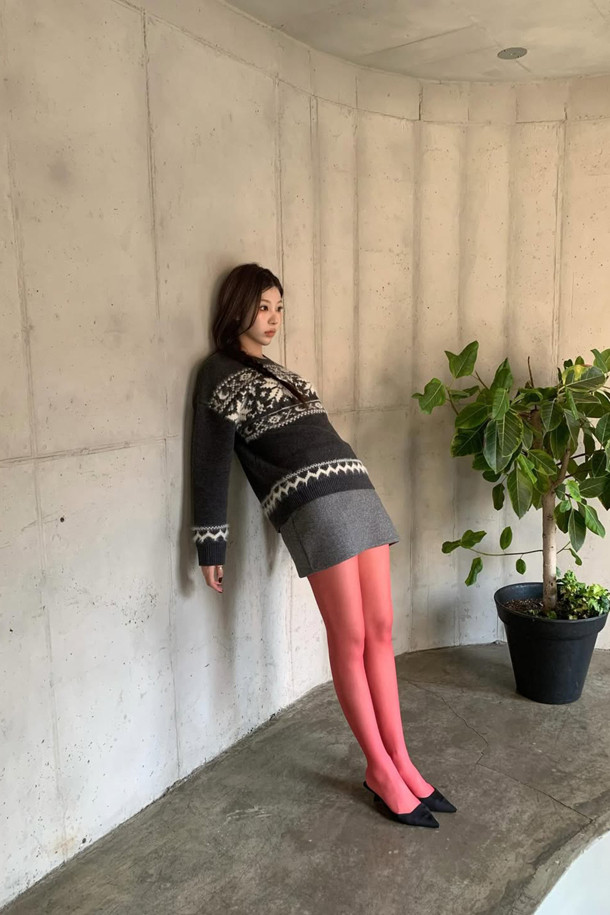 럭키슈에뜨(LUCKY CHOUETTE)의 Chouetties Nordic Pattern 니트 풀오버는 다크 그레이 컬러의 여성 니트/스웨터입니다. 울과 울 혼방 소재로 제작되어 부드럽고 고급스러운 촉감을 선사하며, 가을과 겨울에 따뜻하게 착용할 수 있습니다. 캐주얼, 북유럽풍, 러블리 스타일을 연출하기 좋으며, 루즈핏과 라운드넥 디자인으로 편안한 착용감을 제공합니다. 노르딕 패턴과 초승달 모티브가 돋보이며, 두꺼운 두께감과 긴 소매 기장으로 포근함을 더했습니다.
