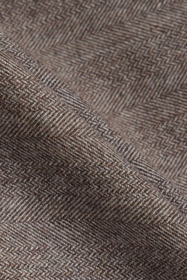 Mix 슬리브리스 롱 드레스 (브라운)는 여성 고객을 위한 가을, 겨울용 슬리브리스 원피스입니다. 울 혼방 소재로 제작되어 따뜻한 착용감을 선사하며, 라운드넥에 슬림핏 일자 실루엣으로 클래식하고 유니크한 스타일을 연출합니다. 체크와 헤링본 패턴이 믹스된 디자인에 언밸런스 주름 디테일, 스트라이프 배색 끈, 어깨 매듭 연출, 밑단 스트라이프 배색 주름 등 다채로운 특징을 더했습니다. 안감은 로고 패턴으로, 지퍼 여밈 방식으로 제작되었으며, 모임룩, 데이트룩, 연말 모임룩에 미니멀하고 시크하게 스타일링하기 좋습니다.
