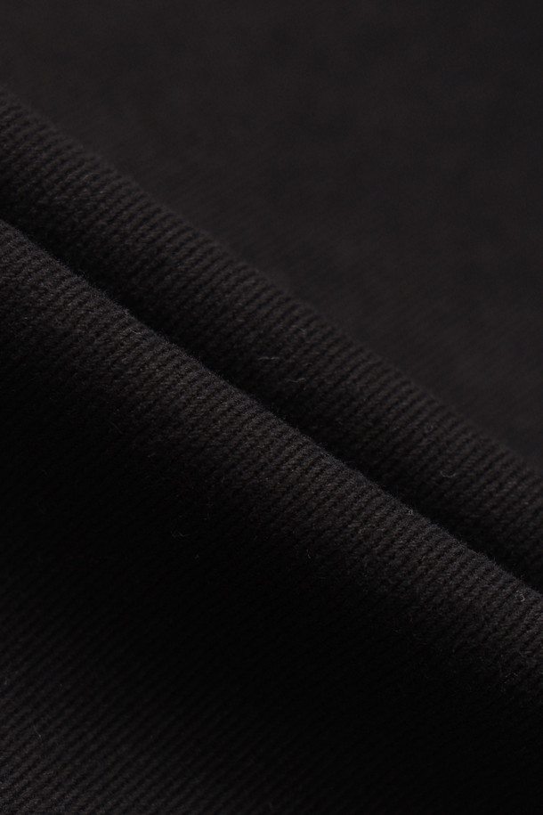 Tape Point 버뮤다 쇼츠 (black)는 편안하고 세련된 스타일을 연출하는 여성용 반바지입니다. 부드러운 면 소재로 제작되어 봄, 여름철에 시원하게 착용할 수 있으며, 캐주얼, 미니멀, 클래식 스타일을 모두 아우릅니다. 무지 디자인에 세미 A라인 핏으로 다리가 길어 보이는 효과를 주며, 앞 중심 지퍼와 양 사이드 레이스 테이프 디테일이 포인트입니다. 바이오 워싱 가공으로 부드러운 촉감을 선사하며, 산책룩과 여행룩에 모두 잘 어울립니다. 블랙 컬러로 어떤 상의와도 매치하기 용이하여 데일리룩으로 활용하기 좋습니다.
