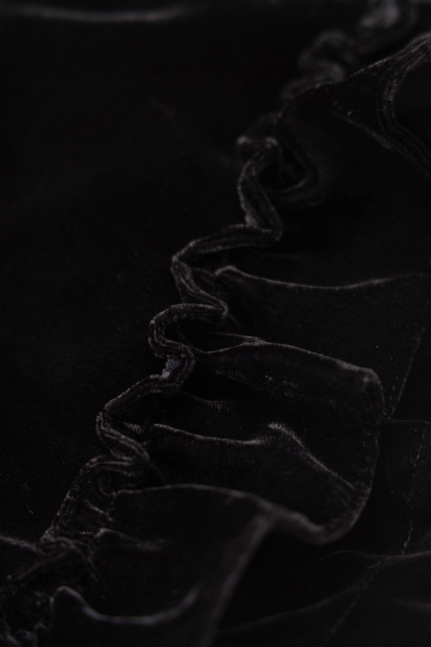 벨벳 프릴 후드 점퍼 (블랙)는 페미닌하고 유니크한 스타일을 연출하는 여성용 점퍼입니다. 부드러운 벨벳 소재에 두꺼운 두께감으로 따뜻함을 더하고, 프릴 디테일과 언밸런스 밑단으로 포인트를 더했습니다. 후드 디자인과 긴 소매, 집업 여밈 방식으로 편안하게 착용 가능하며, 로고 패턴 안감과 자수 와펜 장식이 고급스러움을 더합니다. 데이트룩, 모임룩 등 특별한 날, 또는 클래식, 미니멀, 로맨틱한 스타일을 연출하고 싶을 때 적합합니다.
