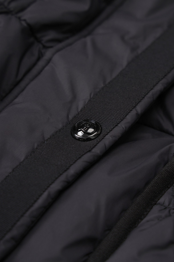 블랙 컬러의 폭스 퍼 후드 구스다운 코트입니다. 추운 겨울, 캐주얼하고 미니멀한 스타일을 연출하기 좋습니다. 탈부착 가능한 리얼 폭스퍼 후드로 고급스러움을 더했으며, 허리 라인과 밑단 스트링으로 핏을 조절할 수 있습니다. 겉감은 부드러운 나일론 소재이며, 안감은 럭키 로고 패턴으로 디자인되었습니다. 출근룩이나 여행룩에 활용하기 좋은, 보온성이 뛰어난 맥시 기장의 구스다운 코트입니다.
