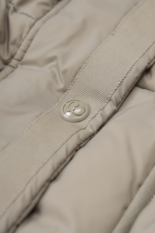 라이트 카키 색상의 폭스 퍼 후드 구스다운 코트는 겨울철 캐주얼 스타일을 완성하는 여성 아우터입니다. 탈부착 가능한 리얼 폭스퍼 후드가 고급스러운 분위기를 더하며, 허리와 밑단의 스트링 조절로 사이즈를 맞춤 조절할 수 있습니다. 겉감은 부드러운 촉감의 나일론 소재이며, 안감은 로고 패턴으로 포인트를 주었습니다. 맥시 기장의 두꺼운 구스다운 코트로 보온성을 높였으며, 지퍼와 스냅 여밈 방식으로 깔끔하게 착용 가능합니다. 여행룩, 캠핑룩 등 다양한 TPO에 미니멀, 클래식 스타일로 활용하기 좋습니다.
