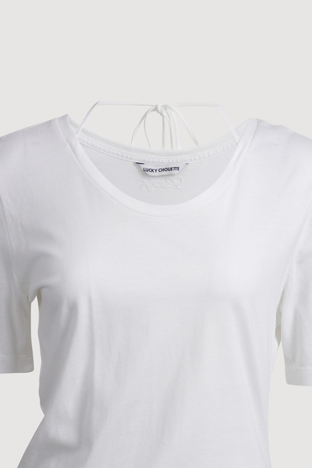 넥 리본 스트링 티셔츠는 부드러운 면 소재로 제작되어 편안한 착용감을 선사합니다. 얇은 두께감으로 봄, 여름 시즌에 시원하게 입기 좋으며, 베이직하고 캐주얼한 스타일을 연출합니다. 넥 라인 스트링 디테일이 여성스러운 포인트를 더하고, 뒷면 레터링 자수와 사선 밑단 디자인으로 밋밋함을 덜었습니다. 데이트룩, 쇼핑룩 등 다양한 TPO에 활용하기 좋은 레귤러핏의 화이트 티셔츠입니다. 캐주얼, 미니멀, 클래식 스타일을 선호하는 여성분들께 추천합니다.
