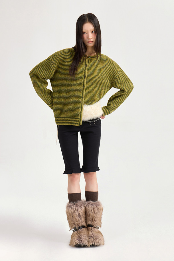 LUCKY CHOUETTE (럭키슈에뜨)의 Chouetties Fake Fur Belt (아이보리)는 부드러운 촉감의 페이크 퍼 소재로 제작된 여성용 벨트입니다. 가을, 겨울 시즌에 어울리며, 캐주얼, 미니멀, 클래식 스타일을 모두 아우르는 디자인입니다. 끈으로 여미는 방식이며, 개발 달 금속 장식이 포인트로 더해져 세련된 느낌을 줍니다. 가벼운 착용감으로 데이트룩, 모임룩 등 다양한 룩에 레이어드하여 연출할 수 있습니다.
