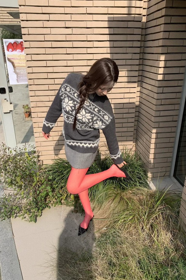 럭키슈에뜨(LUCKY CHOUETTE)의 Chouetties Nordic Pattern 니트 풀오버는 다크 그레이 컬러의 여성 니트/스웨터입니다. 울과 울 혼방 소재로 제작되어 부드럽고 고급스러운 촉감을 선사하며, 가을과 겨울에 따뜻하게 착용할 수 있습니다. 캐주얼, 북유럽풍, 러블리 스타일을 연출하기 좋으며, 루즈핏과 라운드넥 디자인으로 편안한 착용감을 제공합니다. 노르딕 패턴과 초승달 모티브가 돋보이며, 두꺼운 두께감과 긴 소매 기장으로 포근함을 더했습니다.
