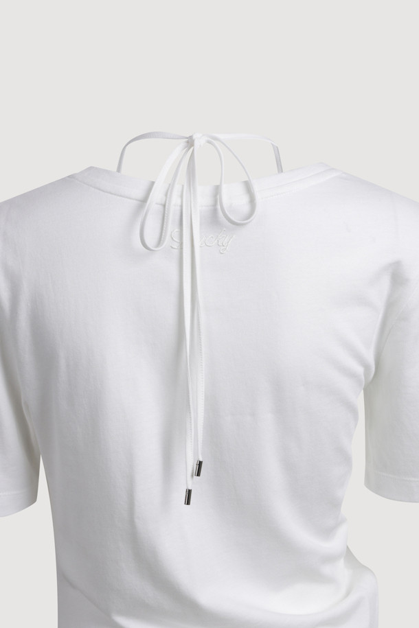 넥 리본 스트링 티셔츠는 부드러운 면 소재로 제작되어 편안한 착용감을 선사합니다. 얇은 두께감으로 봄, 여름 시즌에 시원하게 입기 좋으며, 베이직하고 캐주얼한 스타일을 연출합니다. 넥 라인 스트링 디테일이 여성스러운 포인트를 더하고, 뒷면 레터링 자수와 사선 밑단 디자인으로 밋밋함을 덜었습니다. 데이트룩, 쇼핑룩 등 다양한 TPO에 활용하기 좋은 레귤러핏의 화이트 티셔츠입니다. 캐주얼, 미니멀, 클래식 스타일을 선호하는 여성분들께 추천합니다.
