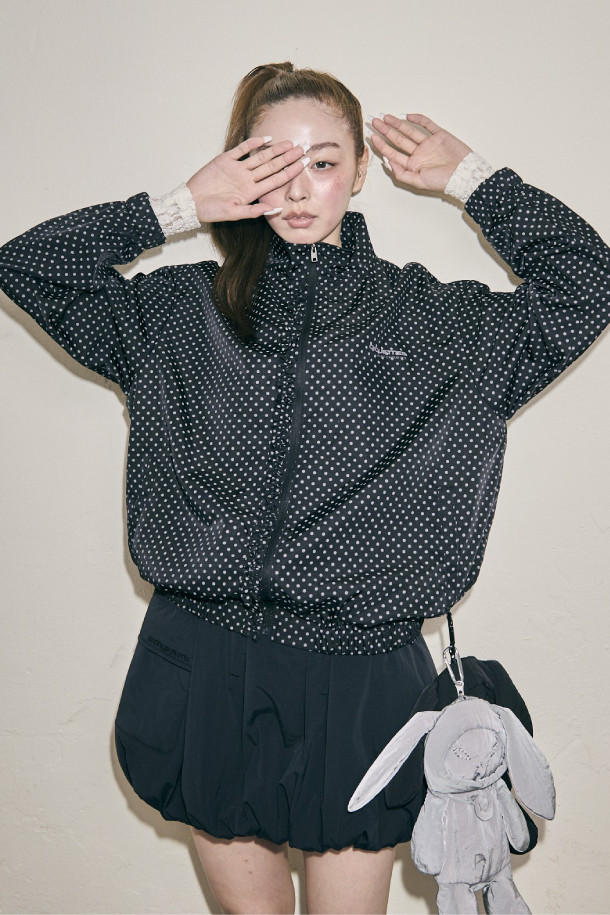 LUCKY CHOUETTE(럭키슈에뜨)의 Chouetties(슈에티즈) 라인, 슈롱이 캐릭터의 깜찍함을 담은 블랙 컬러의 파우치 키링입니다. 가볍고 튼튼한 나일론 소재에 사랑스러운 프릴 디테일이 돋보이며, 미니 사이즈로 수납 기능을 더했습니다. 캐주얼, 걸리시, 스트리트 스타일 모두 소화 가능한 디자인으로, 동네 마실룩, 산책룩, 여행룩 등 다양한 TPO에 활용하기 좋습니다. 슈롱이 캐릭터 모양으로 귀여움을 더해 소지품에 포인트를 줄 수 있습니다.
