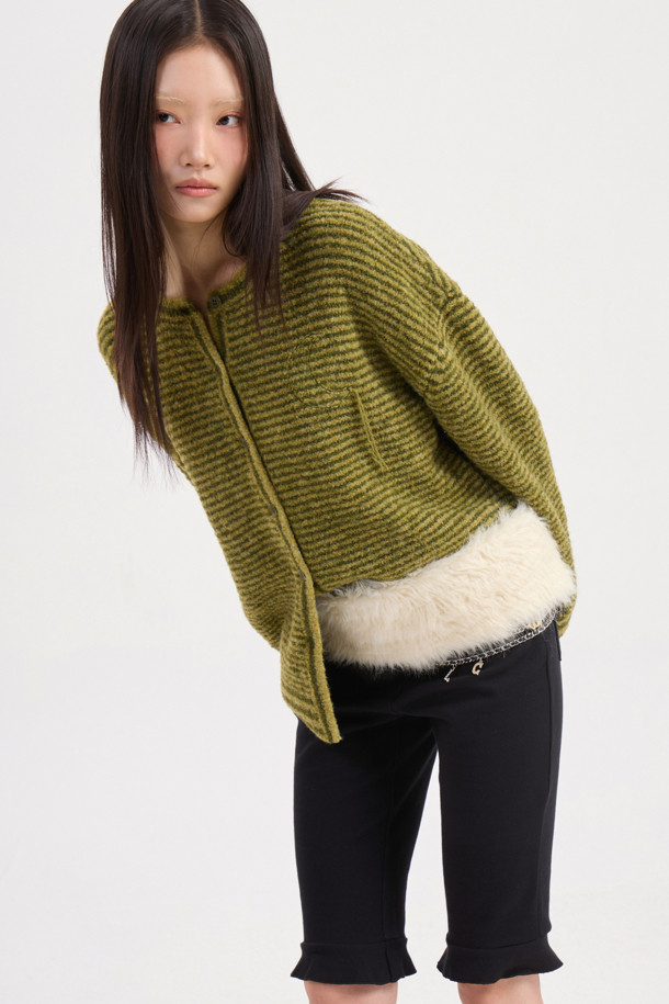 LUCKY CHOUETTE (럭키슈에뜨)의 Chouetties Fake Fur Belt (아이보리)는 부드러운 촉감의 페이크 퍼 소재로 제작된 여성용 벨트입니다. 가을, 겨울 시즌에 어울리며, 캐주얼, 미니멀, 클래식 스타일을 모두 아우르는 디자인입니다. 끈으로 여미는 방식이며, 개발 달 금속 장식이 포인트로 더해져 세련된 느낌을 줍니다. 가벼운 착용감으로 데이트룩, 모임룩 등 다양한 룩에 레이어드하여 연출할 수 있습니다.
