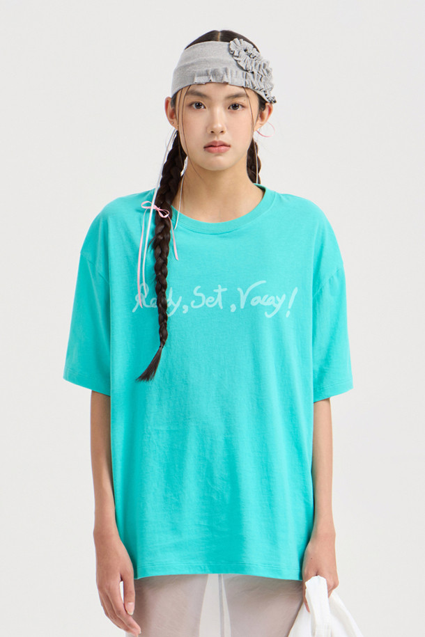 LUCKY CHOUETTE의 Chouetties 리본 포인트 헤어밴드(멜란지 그레이)입니다. 코튼과 스판 혼방 소재의 골지 패턴으로 제작되어 신축성이 뛰어나 편안한 착용감을 선사합니다. 넓은 폭과 볼륨감 있는 디자인, 리본 및 자수 디테일이 돋보이며, 캐주얼 스타일은 물론 다양한 룩에 손쉽게 포인트를 더할 수 있는 데일리 아이템입니다.
