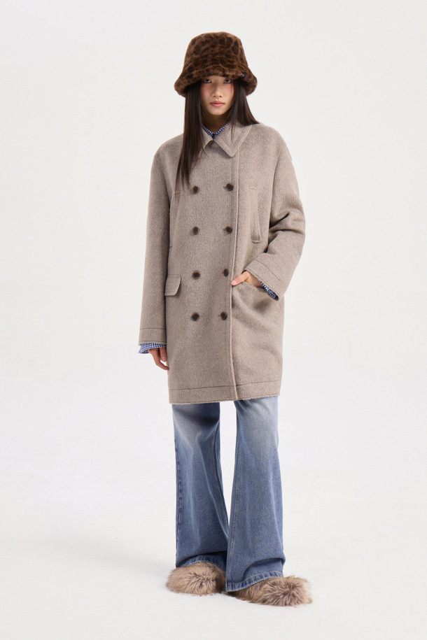 럭키슈에뜨의 Chouetties (슈에티스) 하프 더블 코트는 멜란지 베이지 컬러의 여성용 코트입니다. 캐주얼한 스타일로, 가을과 겨울에 착용하기 좋으며, 루즈핏으로 편안함을 더했습니다. 울 소재에 두꺼운 두께감으로 따뜻함을 유지하며, 안감이 있어 착용감을 높였습니다. 더블 버튼 여밈 방식과 4개의 포켓, 긴 소매 디자인이 특징이며, 출근룩, 클래식, 미니멀, 캐주얼 스타일을 연출하기 좋습니다.
