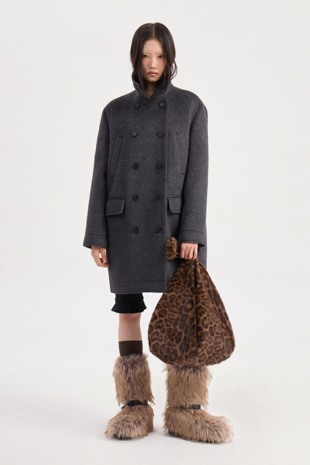 LUCKY CHOUETTE (럭키슈에뜨)의 Chouetties Half Double Coat (슈에티스 하프 더블 코트)는 멜란지 그레이 컬러의 여성용 코트입니다. 캐주얼 및 베이직 스타일로, 가을과 겨울에 착용하기 좋은 두꺼운 울 소재의 하프 기장 더블 코트입니다. 루즈핏으로 편안하게 착용 가능하며, 4개의 포켓과 안감이 있어 실용성을 더했습니다. 출근룩, 모임룩, 데이트룩 등 다양한 TPO에 활용할 수 있으며, 클래식, 미니멀, 캐주얼 스타일을 연출하기 좋습니다. 부드러운 촉감과 긴 소매 기장이 특징입니다.
