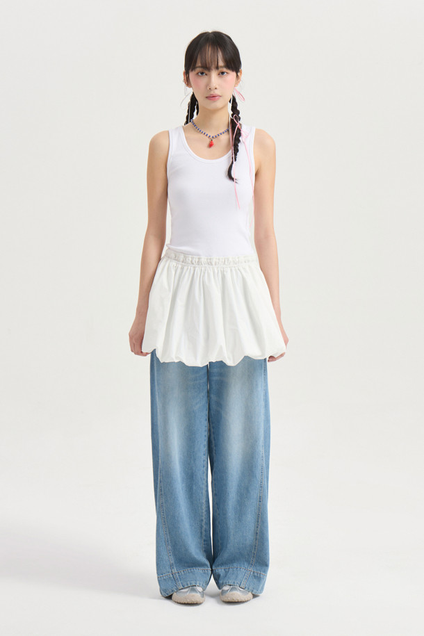 럭키슈에뜨 Chouetties (슈에티스) 헴 볼륨 슬리브리스 원피스 (화이트)는 우아한 스타일을 연출하는 여성 의류입니다. 봄, 여름 시즌에 어울리는 슬리브리스 디자인으로, A라인 치마핏과 허리 밴딩으로 편안하면서도 여성스러운 실루엣을 강조합니다. 풍성한 볼륨감의 스커트 셔링 디테일이 돋보이며, 뒤 라벨 장식이 포인트로 더해졌습니다. 데이트룩, 카페룩, 휴가룩 등 다양한 TPO에 활용 가능하며, 클래식, 미니멀, 로맨틱 스타일을 즐겨 입는 분들께 추천합니다.
