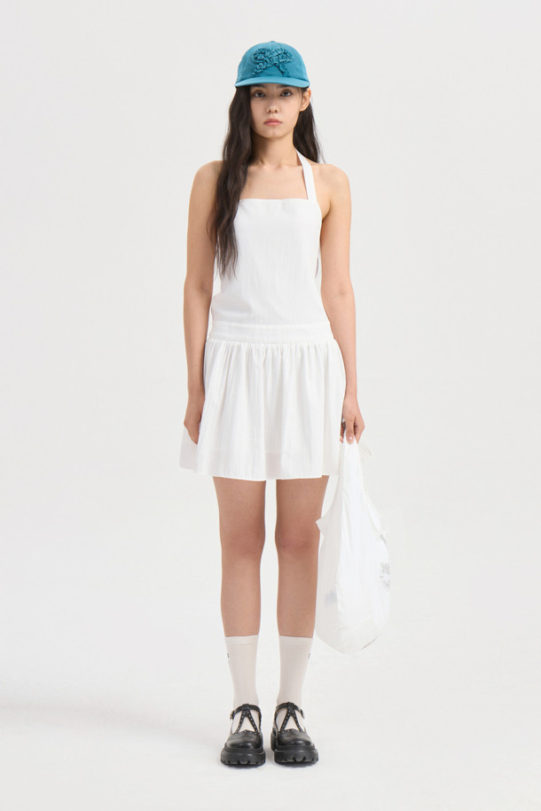 럭키슈에뜨의 Chouetties (슈에티스) 홀터넥 미니 드레스 (화이트)는 여성스러운 무드를 연출하는 여름 스타일의 미니 원피스입니다. A라인 플레어 스커트에 달 모티프 패턴이 더해져 로맨틱한 분위기를 자아내며, 홀터넥과 민소매 디자인으로 시원함을 더했습니다. 허리 밴딩과 등판 리본 디테일, 안감 처리가 편안한 착용감을 선사하며, 레이어드 스타일링이 가능하여 다양한 연출이 가능합니다. 데이트룩, 휴가룩, 리조트룩 등 TPO에 구애받지 않고, 걸리시하고 리조트한 스타일을 완성할 수 있습니다.
