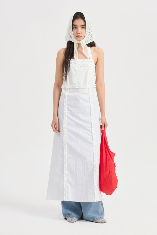 Chouetties by LUCKY CHOUETTE(슈에티 바이 럭키슈에뜨)의 홀터넥 롱 원피스 (화이트)입니다. 여성 의류로, 봄, 여름 시즌에 어울리는 우아하고 베이직한 스타일의 롱 원피스입니다. 홀터넥 디자인과 A라인 치마핏으로 여성스러운 실루엣을 연출하며, 백리스 디자인과 허리 끈, 러플 디테일로 포인트를 더했습니다. 민소매 디자인으로 시원하며, 레이어드하여 다양한 스타일을 연출할 수 있습니다. 데이트룩, 휴가룩, 리조트룩 등 특별한 날에 로맨틱하고 미니멀한 무드를 더해보세요.
