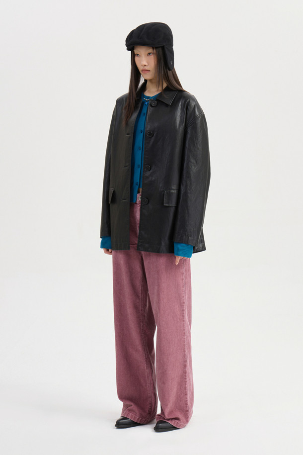 LUCKY CHOUETTE (럭키슈에뜨)의 Chouetties 페이크 레더 재킷 (블랙)입니다. 부드러운 촉감의 인조 가죽 소재로 제작되었으며, 봄, 가을에 착용하기 좋은 두께감입니다. 루즈핏 싱글 버튼 디자인으로 매니시하면서도 캐주얼한 스타일을 연출할 수 있습니다. 어깨 패드가 내장되어 있으며, 양쪽 아웃 포켓과 가먼트 워싱 처리로 디테일을 더했습니다. 출근룩, 모임룩, 데이트룩 등 다양한 TPO에 미니멀, 클래식, 시크한 무드로 활용하기 좋습니다.
