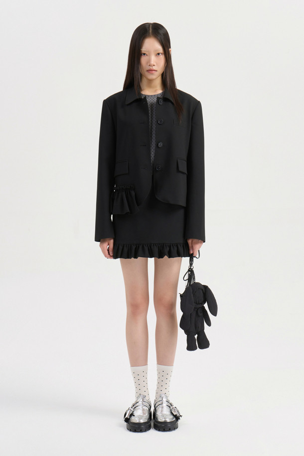 럭키슈에뜨(LUCKY CHOUETTE)의 프릴 헴 미니 스커트(black)입니다. 캐주얼한 무드의 블랙 미니스커트로, H라인 핏과 로우라이즈 디자인이 특징입니다. 폴리에스테르 소재로 제작되어 사계절 내내 편안하게 착용할 수 있으며, 프릴 밑단 디테일이 여성스러운 포인트를 더합니다. 사이드 지퍼로 간편하게 여닫을 수 있으며, 데이트룩, 쇼핑룩 등 다양한 TPO에 활용 가능합니다. 레이어드 스타일링을 통해 미니멀, 클래식 룩을 연출할 수 있습니다.
