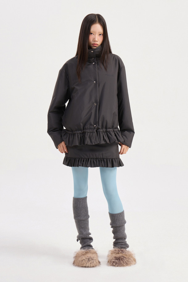 럭키슈에뜨의 Chouetties (슈에티스) Hem Frill Check Padding Skirt (다크 그레이)는 겨울철 캐주얼 룩을 위한 패딩 스커트입니다. 다크 그레이 컬러의 체크 패턴이 돋보이며, 밑단 러플 디테일이 여성스러운 포인트를 더합니다. H라인 핏과 로우라이즈 디자인으로 세련된 실루엣을 연출하며, 두꺼운 두께감으로 따뜻하게 착용할 수 있습니다. 출근룩뿐만 아니라 미니멀, 클래식 스타일에도 잘 어울리는 활용도 높은 아이템입니다.
