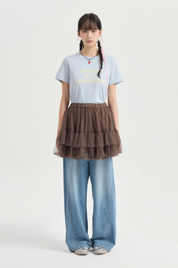 럭키슈에뜨의 Chouetties (슈에티스) 메쉬 볼륨 미니 스커트 (브라운)입니다. 부드러운 촉감의 메쉬 소재로 제작되어 봄, 여름에 시원하게 착용하기 좋습니다. 허리 밴딩과 셔링 디테일이 여성스러운 A라인 실루엣을 더욱 돋보이게 하며, 안감이 있어 비침 걱정 없이 편안하게 입을 수 있습니다. 데이트룩, 카페룩, 여행룩 등 다양한 TPO에 걸리시, 미니멀, 로맨틱 스타일을 연출해보세요.
