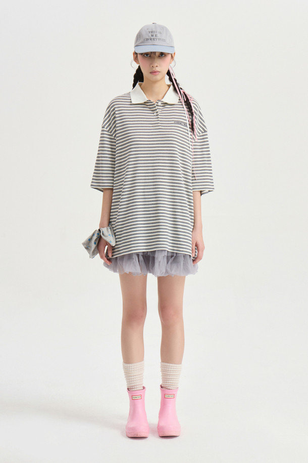 LUCKY CHOUETTE (럭키슈에뜨)의 Chouetties 메쉬 볼륨 미니 스커트입니다. 부드러운 촉감의 얇은 메쉬 소재로 제작되었으며, 여성스러운 A라인 핏과 볼륨감을 살린 디자인이 특징입니다. 셔링 디테일이 더해져 로맨틱한 무드를 연출하며, 허리 밴딩으로 편안하게 착용할 수 있습니다. 비침이 있으므로 속바지를 함께 착용하는 것을 권장하며, 데이트룩, 카페룩, 쇼핑룩 등 다양한 TPO에 걸리시, 로맨틱, 미니멀 스타일로 연출하기 좋습니다.
