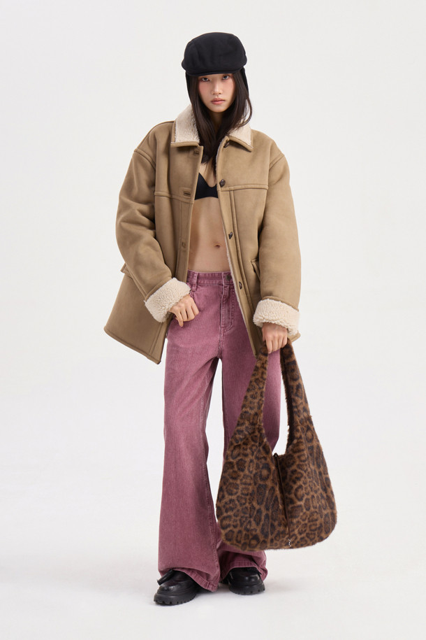 럭키슈에뜨 Chouetties (쇼티스) Fake Mustang (베이지)는 여성스러운 캐주얼 스타일을 연출하는 무스탕입니다. 스웨이드와 덤블 소재의 조화로 포근하고 부드러운 촉감을 선사하며, 두꺼운 두께감으로 따뜻하게 착용할 수 있습니다. 넉넉한 루즈핏과 스탠다드핏 디자인으로 편안한 착용감을 제공하며, 하프 기장으로 다양한 하의와 매치하기 좋습니다. 아웃포켓 디테일과 로고 엠보 포인트가 디자인의 포인트를 더하며, 가을과 겨울 시즌 데일리룩에 활용하기 좋습니다. 베이지 컬러는 미니멀하고 클래식한 분위기를 연출합니다.
