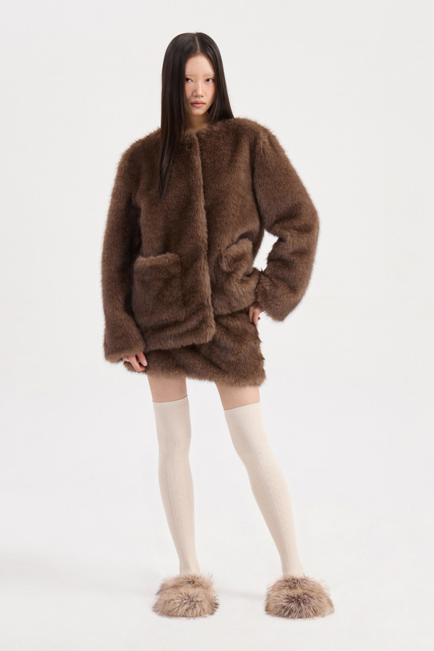 럭키슈에뜨의 슈에티스 페이크 퍼 재킷(브라운)은 출근룩, 오피스룩, 비즈니스 캐주얼에 어울리는 아이템입니다. 클래식, 미니멀, 시크한 스타일을 연출하기에 적합하며, 부드러운 페이크 퍼 소재가 고급스러운 분위기를 더합니다. 브라운 컬러는 따뜻하고 세련된 느낌을 주어 다양한 옷차림에 코디하기 좋습니다. 럭키슈에뜨만의 감각적인 디자인으로, 겨울철 스타일링에 포인트를 더해보세요. 페이크 퍼 재킷으로 시크하고 따뜻한 겨울을 완성하세요.
