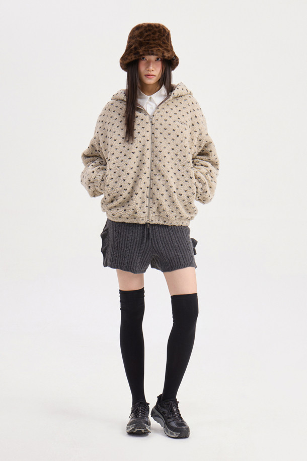 Chouetties by LUCKY CHOUETTE(슈에뜨 바이 럭키슈에뜨)의 페이크 퍼 후드 점퍼(베이지)입니다. 부드러운 플리스와 페이크 퍼 소재로 제작되어 포근하고 따뜻한 착용감을 선사하며, 겨울철은 물론 가을에도 활용하기 좋습니다. 캐주얼, 미니멀, 고프코어 스타일을 아우르는 디자인으로 캠핑룩, 산책룩 등 다양한 TPO에 매치하기 용이합니다. 도트와 하트 패턴이 사랑스러운 분위기를 더하고, 오버핏 실루엣과 후드 디자인으로 편안하면서도 스타일리시하게 연출할 수 있습니다. 투웨이 지퍼, 소매단 및 밑단 밴딩, 레터링 자수, 솔리드 안감 등의 디테일이 돋보이는 두꺼운 두께감의 긴소매 점퍼입니다.
