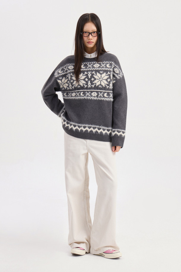 럭키슈에뜨 (LUCKY CHOUETTE)의 Chouetties 워싱 와이드 코듀로이 팬츠 (아이보리)입니다. 캐주얼 스타일의 여성 의류로, 가을과 겨울에 착용하기 좋습니다. 로우라이즈 디자인에 럭키슈에뜨 로고와 Lucky Crescent Moon 자수가 포인트로 더해졌습니다. 와이드핏으로 편안한 착용감을 선사하며, 데이트룩이나 모임룩에 활용하기 좋습니다. 부드러운 코듀로이 소재에 워싱 가공을 거쳐 자연스러운 핏을 연출합니다.
