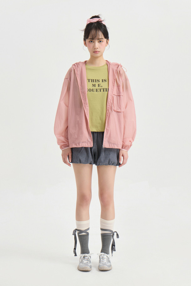 LUCKY CHOUETTE (럭키슈에뜨)의 Chouetties Check Volume Shorts (체크 볼륨 쇼츠) 입니다. 블루 컬러의 여성 숏팬츠로, 캐주얼하고 여성스러운 스타일을 연출합니다. 허리 밴딩과 밑단 밴딩으로 편안한 착용감을 선사하며, 셔링 디테일과 볼륨감 있는 디자인이 특징입니다. 체크 패턴이 돋보이며, 뒷면 라벨 장식으로 포인트를 더했습니다. 동네 마실룩, 카페룩, 봄 소풍룩 등 다양한 TPO에 활용하기 좋은 아이템입니다.
